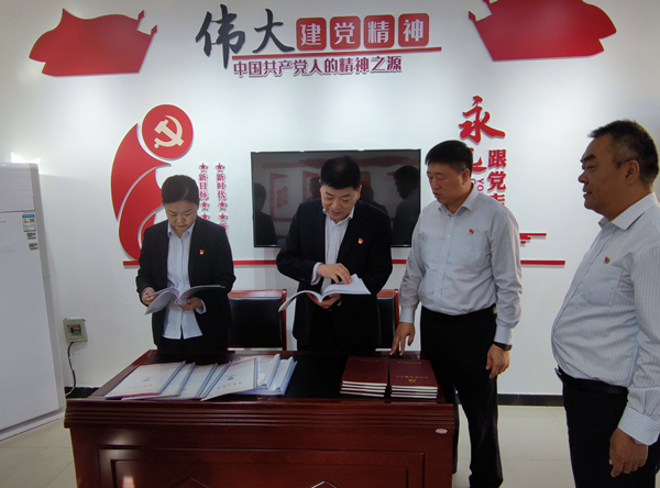 公司黨委副書記、監(jiān)事長張錫***同...